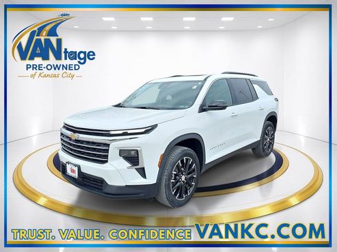 Used 2025 Chevrolet Traverse LT w/ Sun and Wheel Package image 1