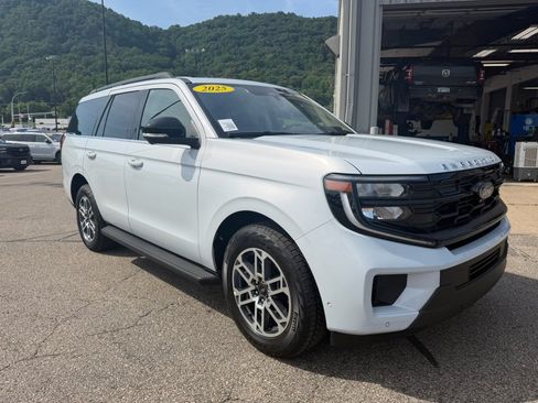 Used 2025 Ford Expedition Active AWD/4WD image 3