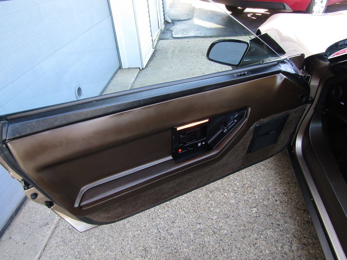 Used 1985 Chevrolet Corvette Coupe RWD image 24