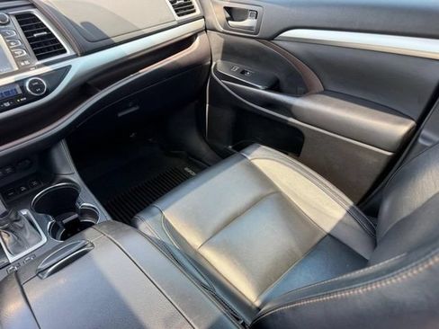 Used 2018 Toyota Highlander XLE AWD/4WD image 22