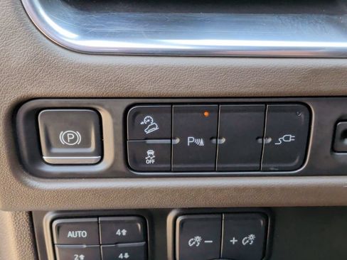 Used 2021 Chevrolet Tahoe Z71 w/ Rear Media and Nav Package AWD/4WD image 15