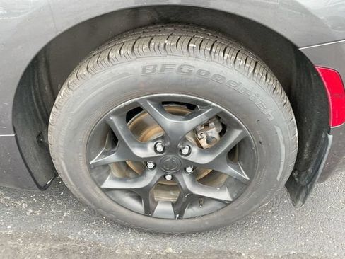 Used 2018 Chrysler Pacifica Touring Plus w/ Tire & Wheel Group FWD image 8