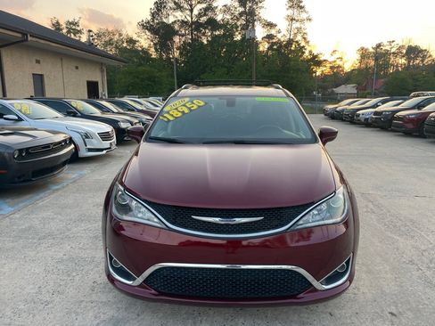 Used 2020 Chrysler Pacifica Touring-L image 3