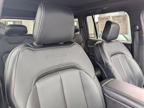 Used 2022 Jeep Grand Cherokee Overland AWD/4WD image 15