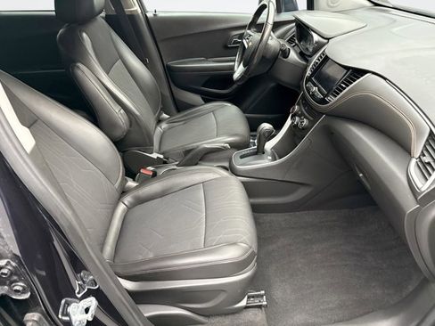 Used 2022 Chevrolet Trax LT w/ LT Convenience Package image 16