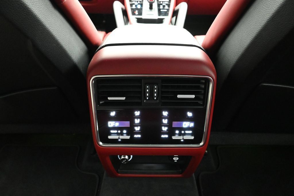 Certified 2023 Porsche Cayenne Platinum Edition AWD/4WD image 19