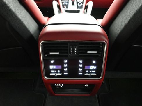 Certified 2023 Porsche Cayenne Platinum Edition AWD/4WD image 19