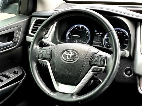 Used 2018 Toyota Highlander Limited FWD image 32