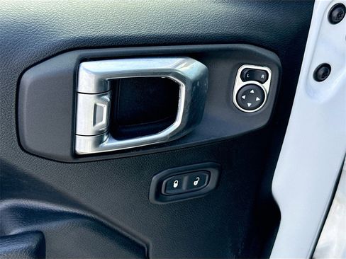 Used 2022 Jeep Gladiator Willys image 19