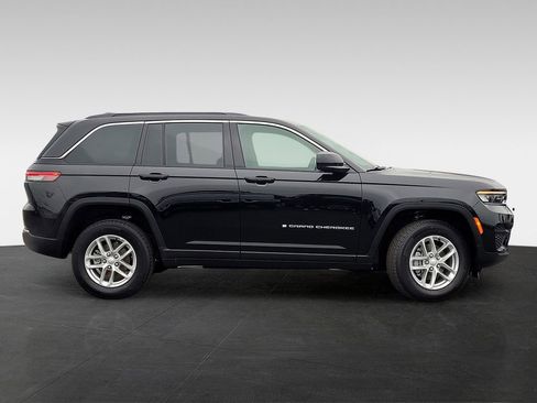 New 2025 Jeep Grand Cherokee Laredo image 3