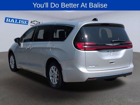Used 2023 Chrysler Pacifica Touring-L FWD image 5