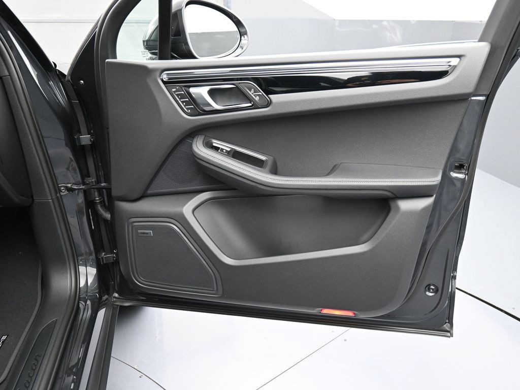 Certified 2026 Porsche Macan AWD/4WD image 29
