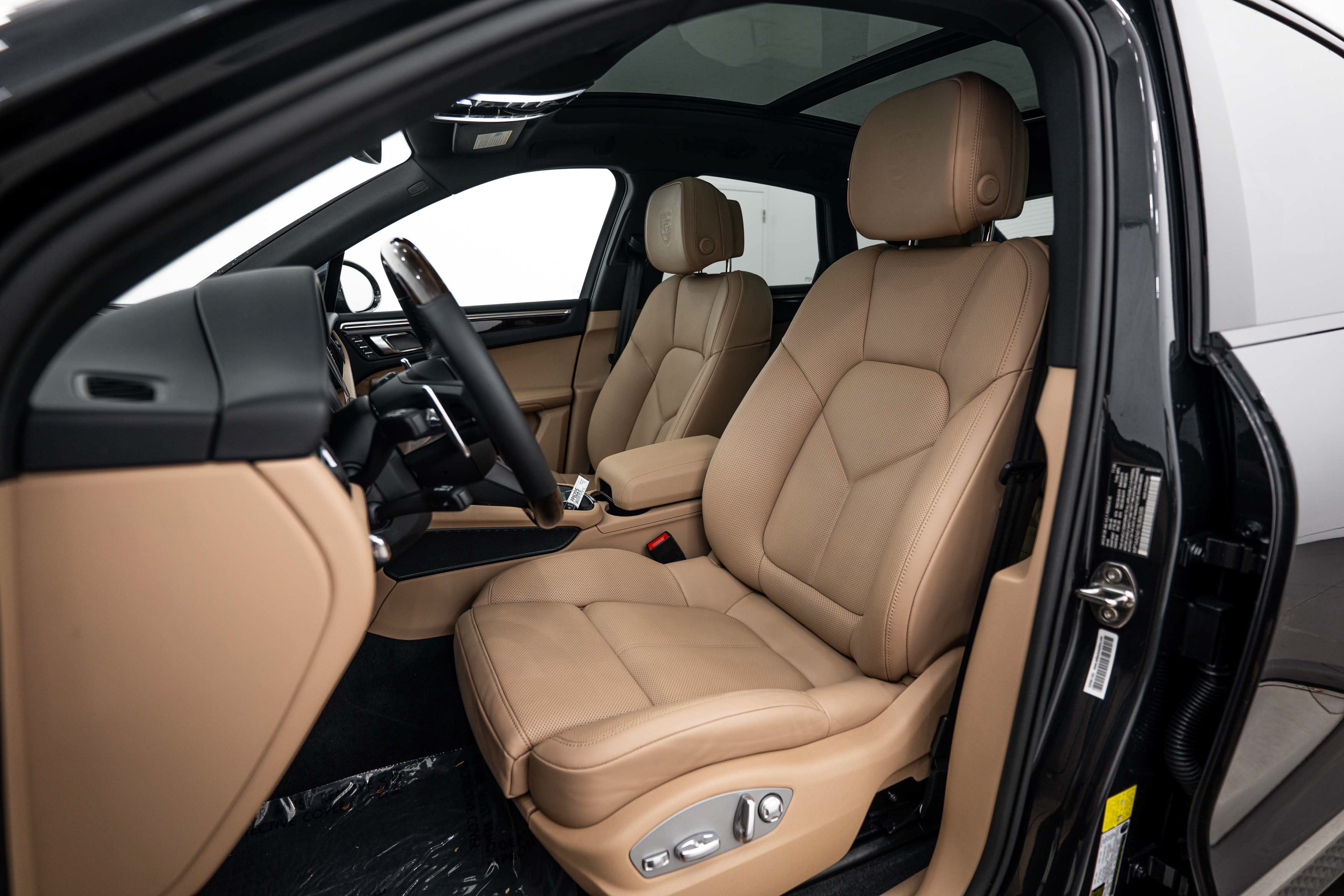 Certified 2025 Porsche Macan AWD/4WD image 5