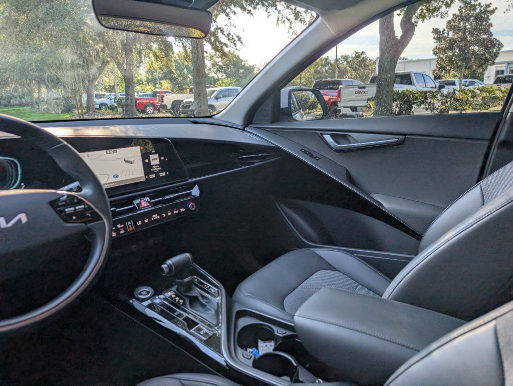 Used 2025 Kia Niro EX FWD image 14