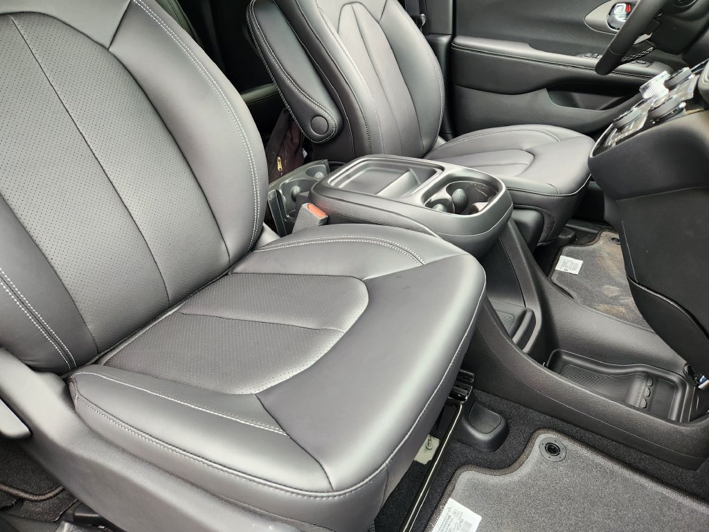New 2027 Chrysler Pacifica Select AWD/4WD image 14