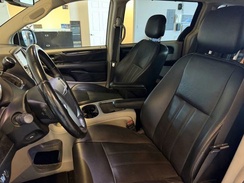 Used 2013 Chrysler Town & Country Touring-L w/ Premium Group image 21