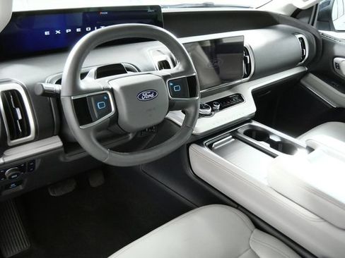 Certified 2025 Ford Expedition Active AWD/4WD image 2