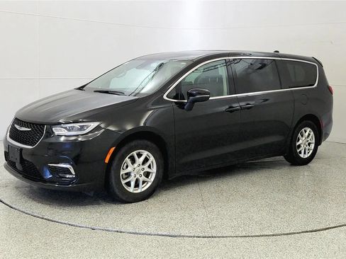 Used 2023 Chrysler Pacifica Touring-L FWD image 3