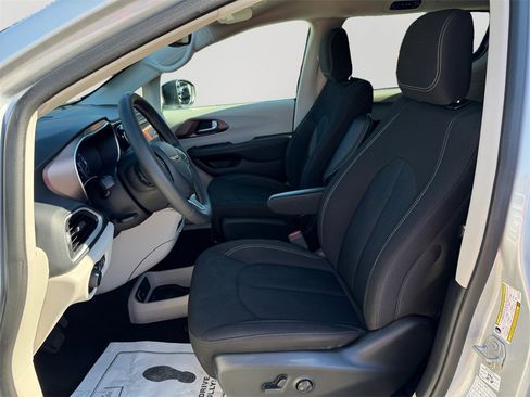 Used 2024 Chrysler Voyager LX image 24