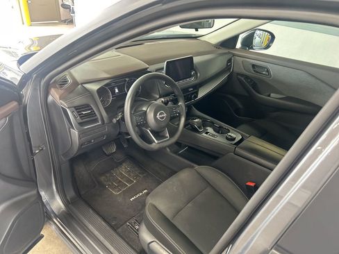 Used 2023 Nissan Rogue S image 2