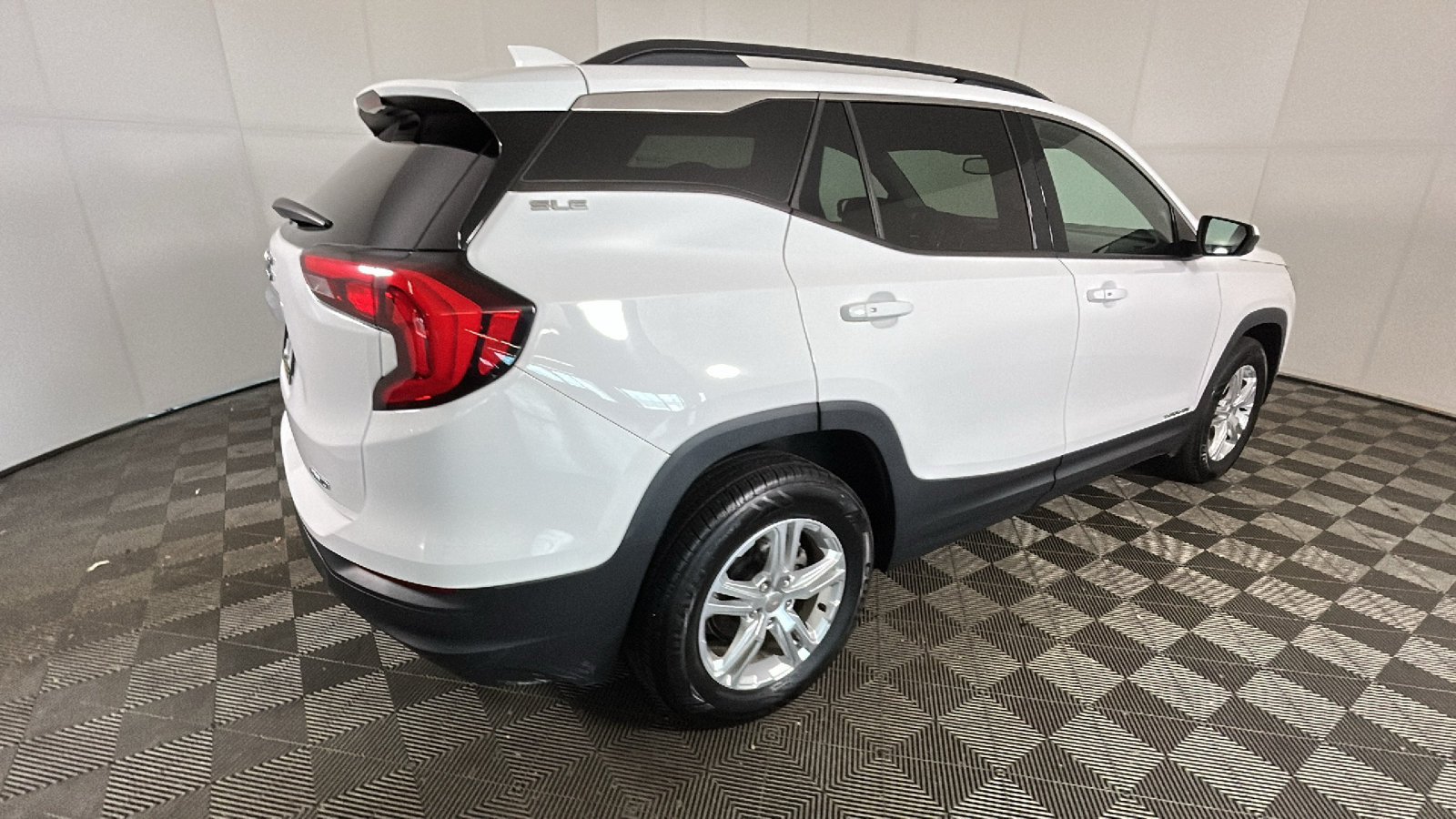 Used 2019 GMC Terrain SLE w/ Driver Convenience Package AWD/4WD image 3