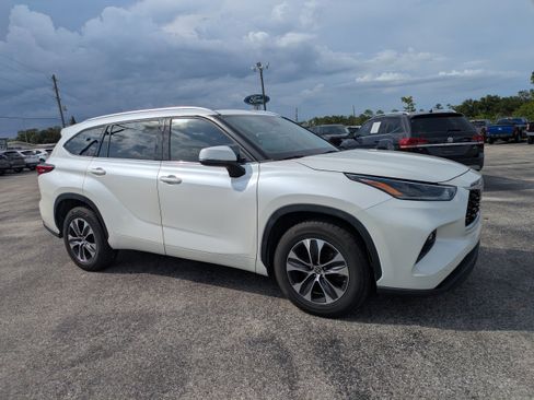 Used 2021 Toyota Highlander XLE FWD image 2