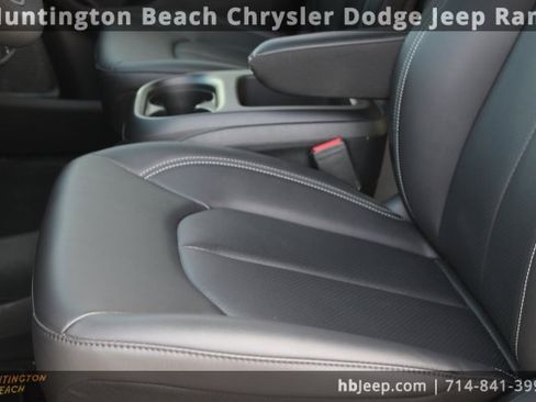 Used 2026 Chrysler Pacifica Select image 35