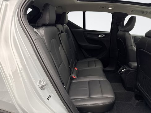 Used 2025 Volvo XC40 B5 Core image 19