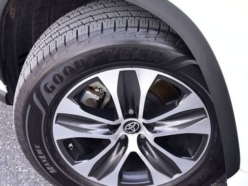 Certified 2022 Toyota Highlander XLE image 38