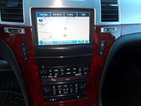 Used 2011 Cadillac Escalade Premium image 30