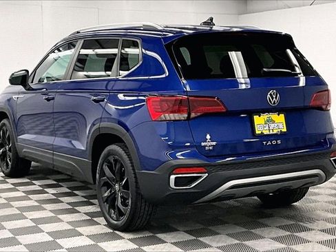 Used 2023 Volkswagen Taos SE w/ Panoramic Sunroof Package image 2