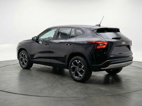 Used 2025 Chevrolet Trax LT w/ LT Convenience Package image 6