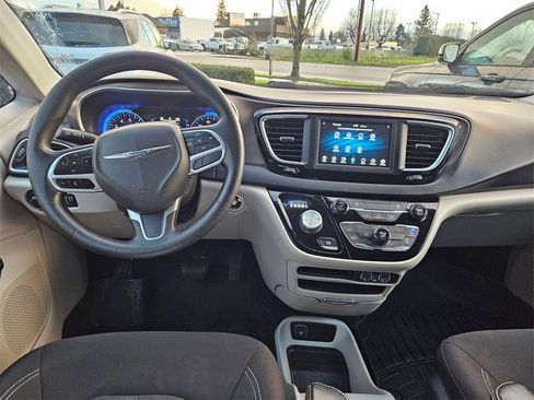 Used 2021 Chrysler Voyager L image 27