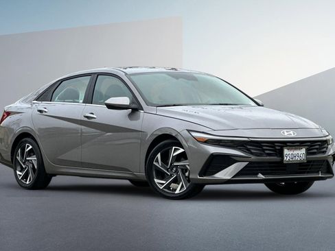 Used 2024 Hyundai Elantra SEL w/ Convenience Package image 2