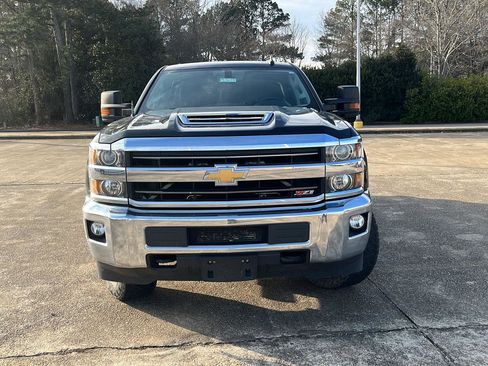 Used 2018 Chevrolet Silverado 2500 LT w/ LT Convenience Package image 3