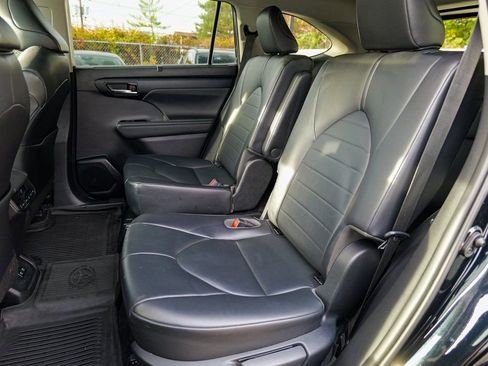 Used 2020 Toyota Highlander XLE image 24