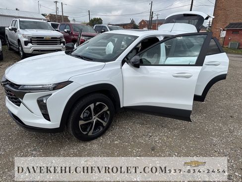 Used 2025 Chevrolet Trax RS w/ Sunroof Package image 25