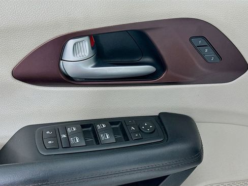 Used 2017 Chrysler Pacifica Limited w/ UConnect Theater Package FWD image 21