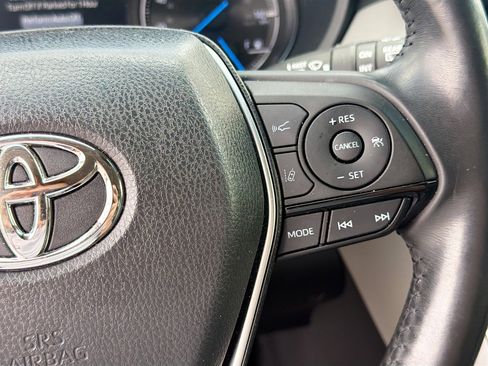 Used 2022 Toyota Venza XLE image 37