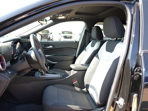 Used 2025 Chevrolet Trax RS w/ Sunroof Package FWD image 10