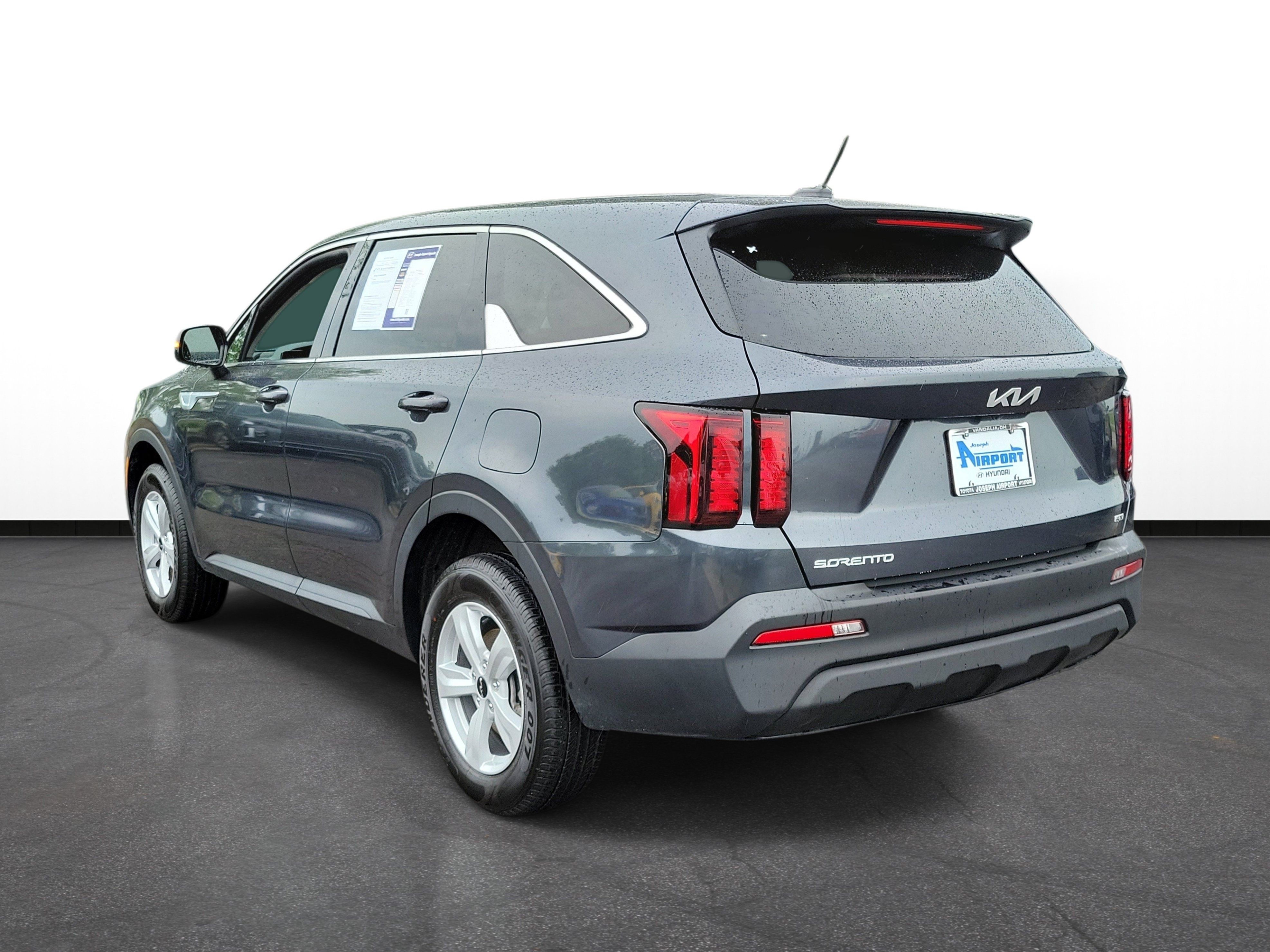 Used 2023 Kia Sorento LX AWD/4WD image 3