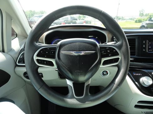 Used 2017 Chrysler Pacifica LX FWD image 24
