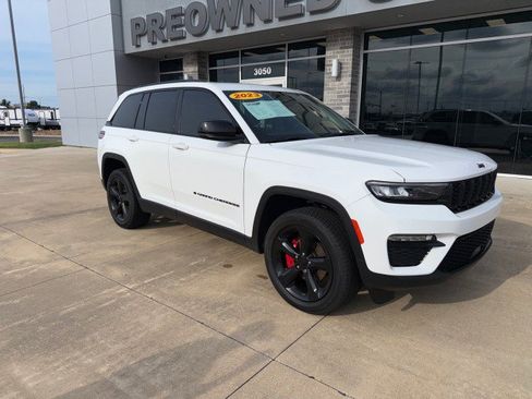 Used 2023 Jeep Grand Cherokee Limited w/ Black Appearance Package AWD/4WD image 3