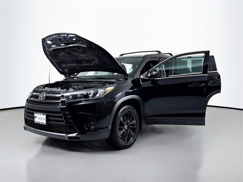 Used 2019 Toyota Highlander SE image 18