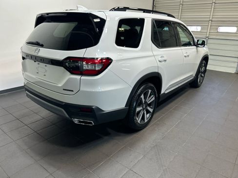 Used 2025 Honda Pilot Touring image 3