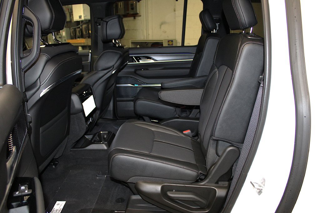 New 2026 Jeep Grand Wagoneer L Summit w/ Premium Group III AWD/4WD image 34