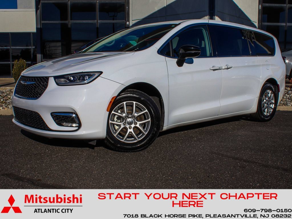 Used 2024 Chrysler Pacifica Touring-L FWD image 1
