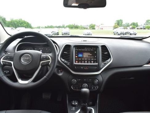 Used 2018 Jeep Cherokee Trailhawk w/ Cold Weather Group AWD/4WD image 38