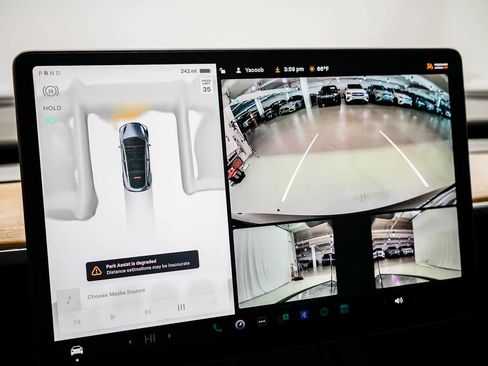 Used 2023 Tesla Model Y Long Range AWD/4WD image 23