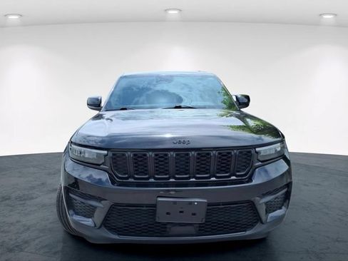 Used 2025 Jeep Grand Cherokee Altitude AWD/4WD image 4